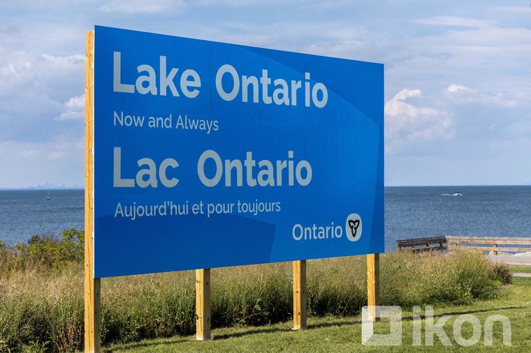 Трампын нэрийг нь сольсон нуурын эрэгт Канадын тал “Lake Ontario” гэсэн бичигтэй том самбар байрлуулав