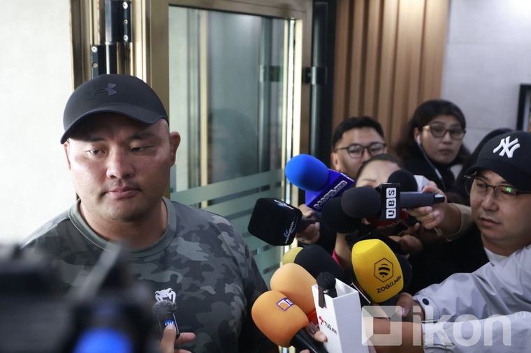 М.Бадарч: Барилдаагүй гурван жил боллоо. Маргааш зодоглохоор өмсгөл, хувцастайгаа бөхийн өргөөнд ирнэ