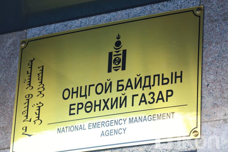 Гал түймрийн улсын байцаагчийн нэр барьж иргэн, хуулийн этгээдээс өдрийн хоол, сургалтын материалын зардалд зарцуулна хэмээн мөнгө залилжээ