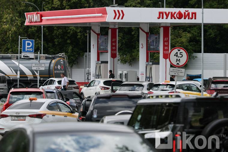 Москвагийн цагдаагийн генерал, шатахуун түгээх компанийн захирлууд бензиний хулгайн хэргээр баривчлагдав